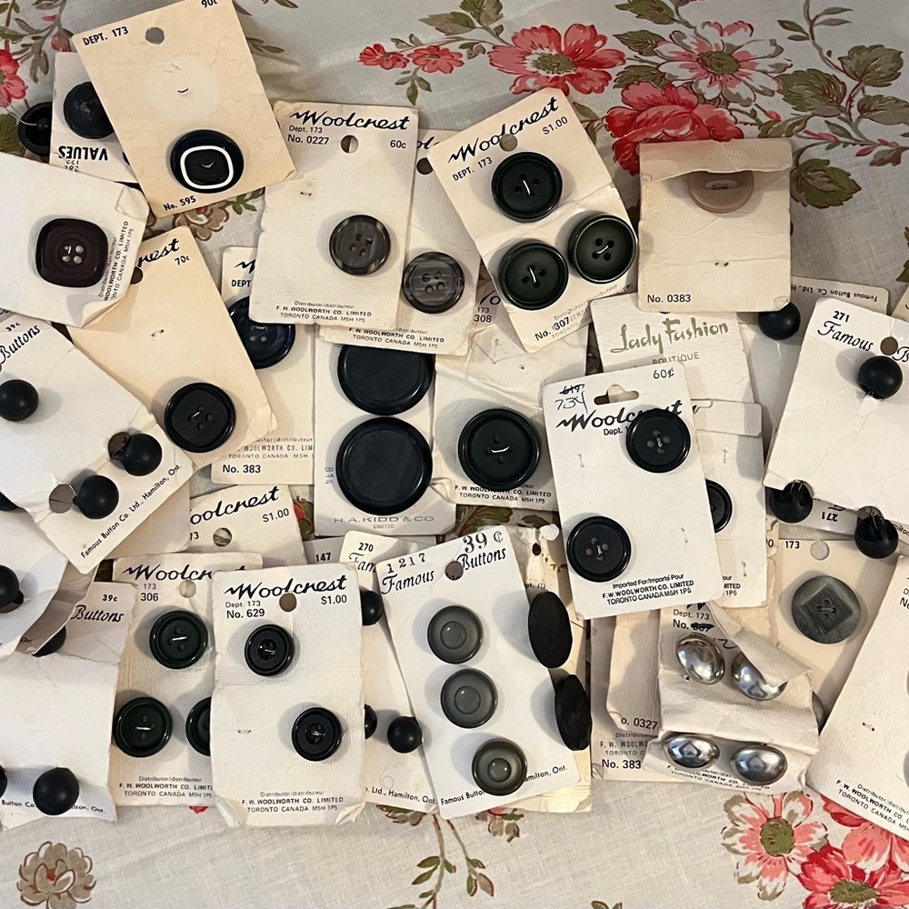 5/$25..Lot of Vintage Button Cards - Picture 1 of 4